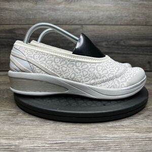 Bzees Women's Flawless Sport Wedge Flat Size 10 Slip On White Gray Leopard Comfy